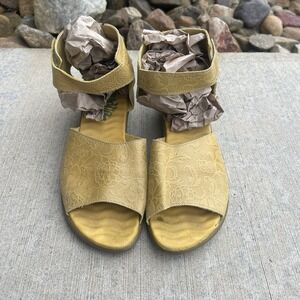 Groundhog Aken Leather Floral Embossed Sandals Ankle Strap Size 39 US 8.5 Yellow
